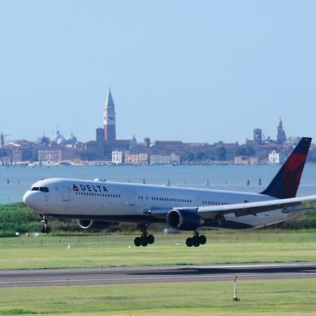 "Fly To Venice" Airport Tessera Luaran gambar